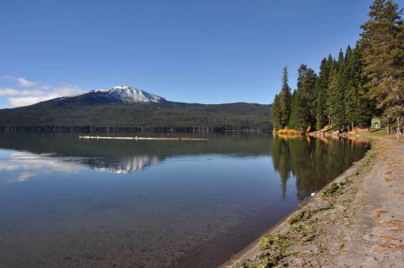 O magnífico Diamond Lake, na Umpqua National Forest, no sul do Oregon, estado da costa oeste dos Estados Unidos